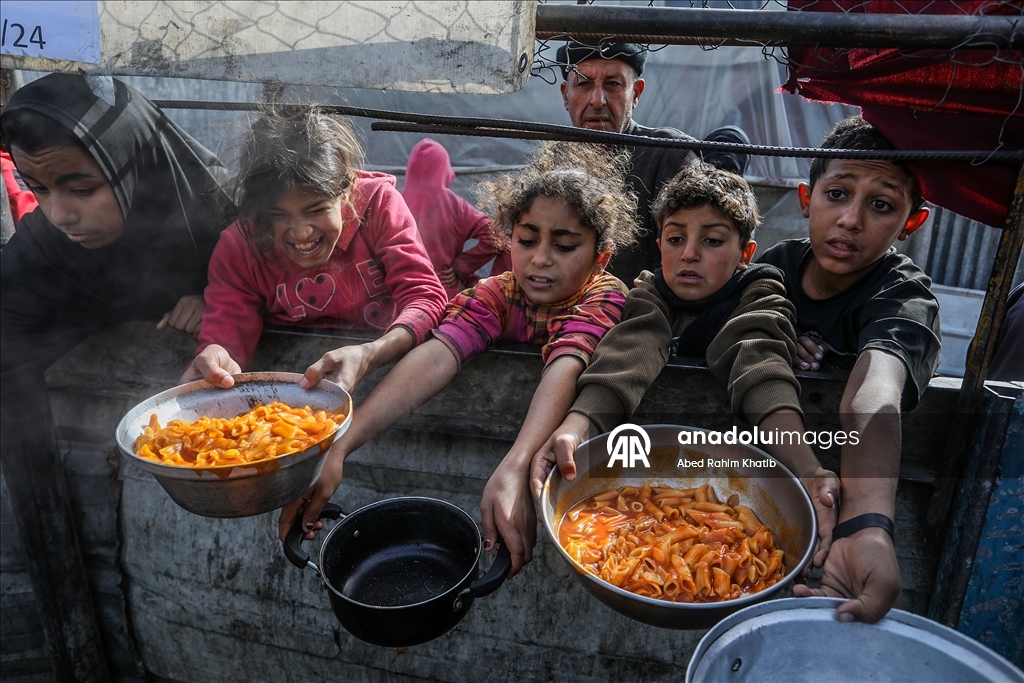 Gazze'de yerinden edilmiş Filistinlilere sıcak yemek dağıtımı yapıldı