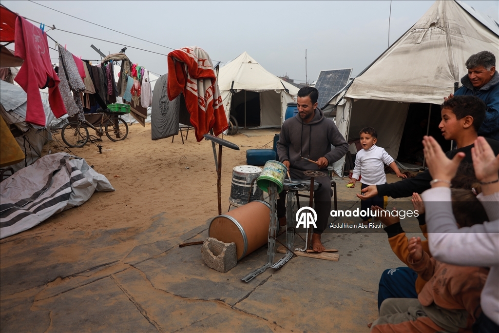Filistinli genç basit imkanlarla yaptığı davulla sığınmacılara moral vermeye çalışıyor