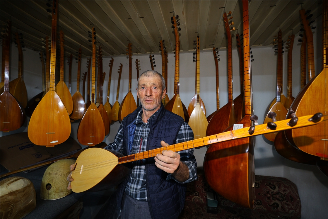 Мастер Орхан из провинции Мугла уже 37 лет изготавливает саз и джуру в мастерской площадью в 5 м²