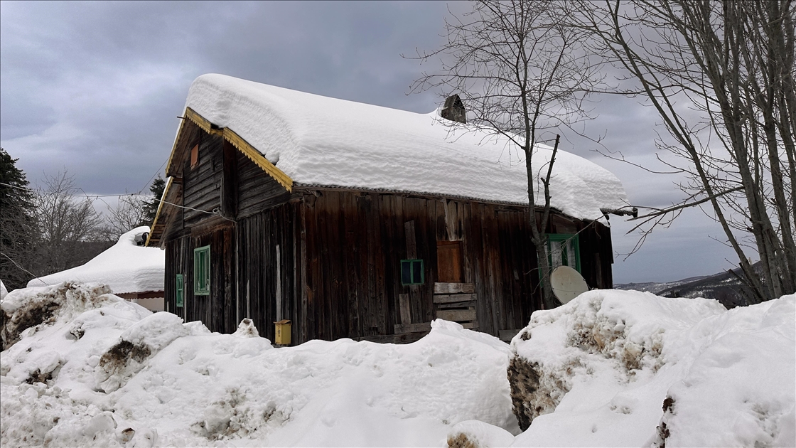 Kastamonu'da dağ köylerinde tarih kokan ahşap evler karla kaplandı