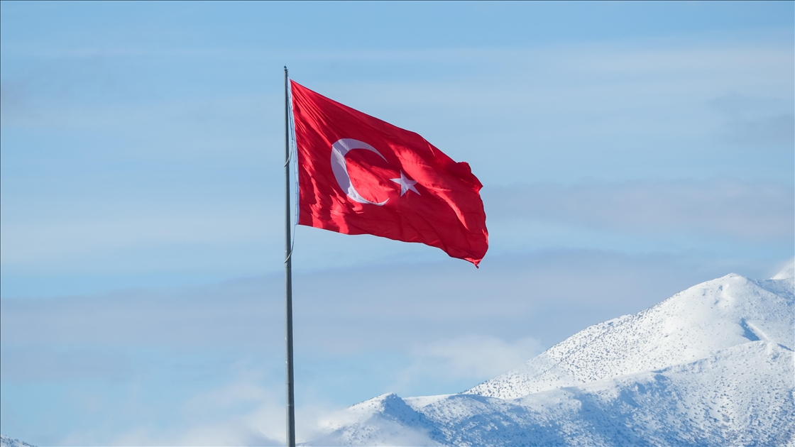 Karla beyaza bürünen Hacı Baba Dağı, Türk bayrağı ile birlikte görüntülendi