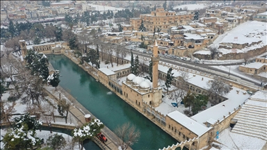 Karla kaplanan Balıklıgöl ve çevresindeki tarihi yapılar dronla görüntülendi