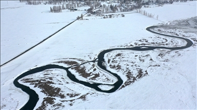 Kars'ta beyaza bürünen köy ve menderesler dronla görüntülendi