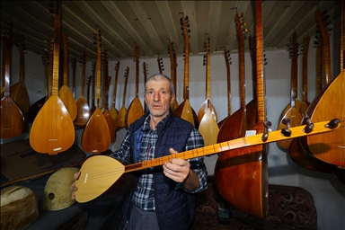 Мастер Орхан из провинции Мугла уже 37 лет изготавливает саз и джуру в мастерской площадью в 5 м²