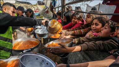 Gazze'de yerinden edilmiş Filistinlilere sıcak yemek dağıtımı yapıldı