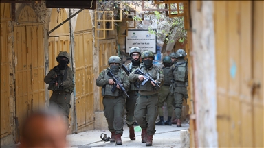 İsrail askerleri ile Filistin topraklarını gasbeden yerleşimciler, El Halil kentine baskın düzenledi