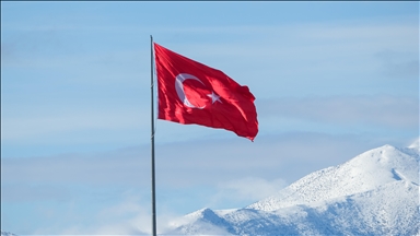 Karla beyaza bürünen Hacı Baba Dağı, Türk bayrağı ile birlikte görüntülendi