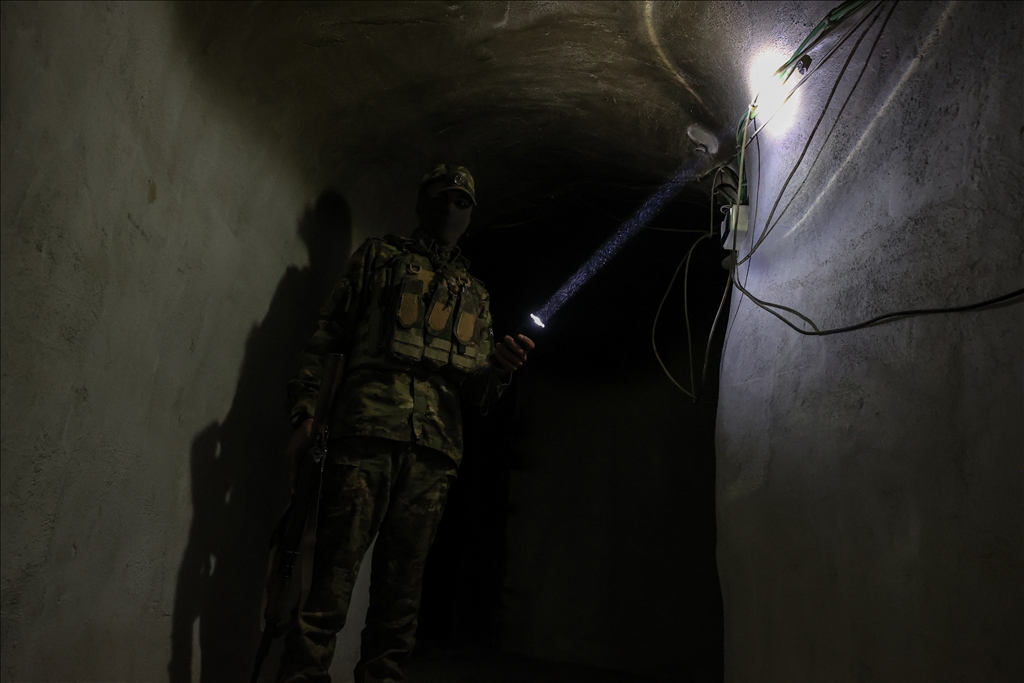 AA ekibi, Suriye'nin Ayn İsa beldesinde terör örgütü YPG'nin evlerin içinden açtığı tünelleri görüntüledi