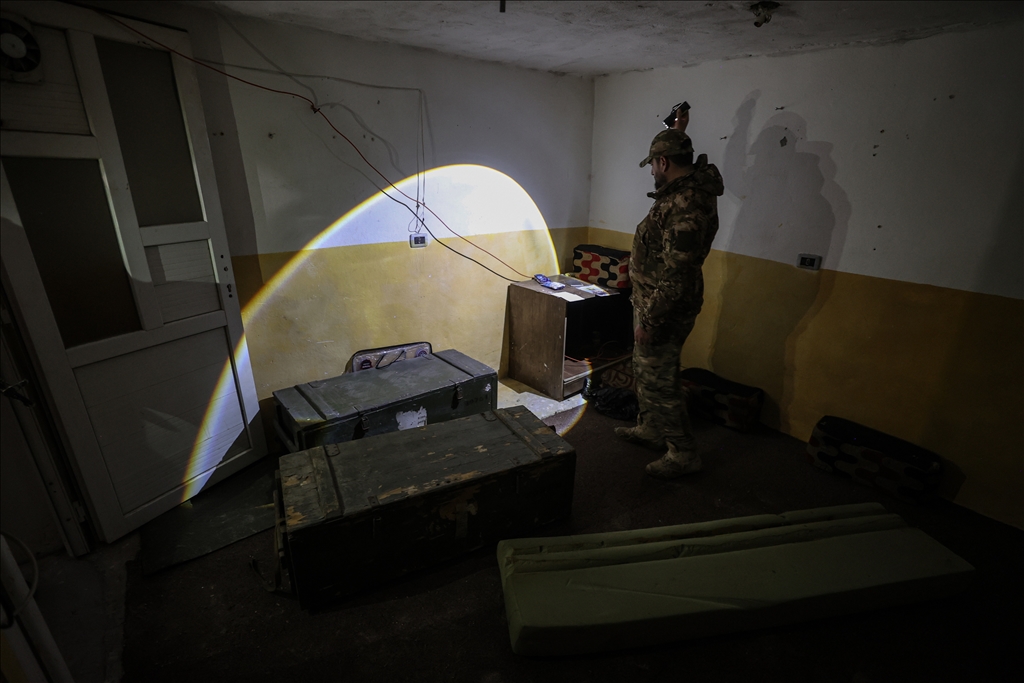 AA ekibi, Suriye'nin Ayn İsa beldesinde terör örgütü YPG'nin evlerin içinden açtığı tünelleri görüntüledi