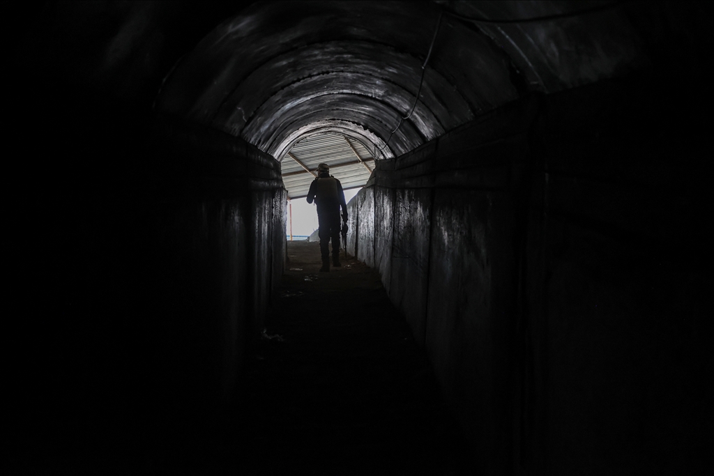 AA ekibi, Suriye'nin Ayn İsa beldesinde terör örgütü YPG'nin evlerin içinden açtığı tünelleri görüntüledi