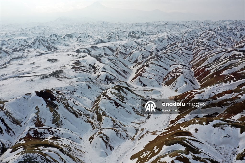 Iğdır'da kar Gökkuşağı Tepeleri'ni beyaza bürüdü