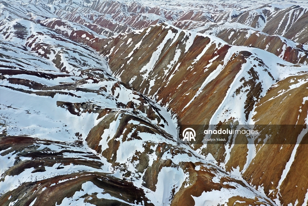 Iğdır'da kar Gökkuşağı Tepeleri'ni beyaza bürüdü