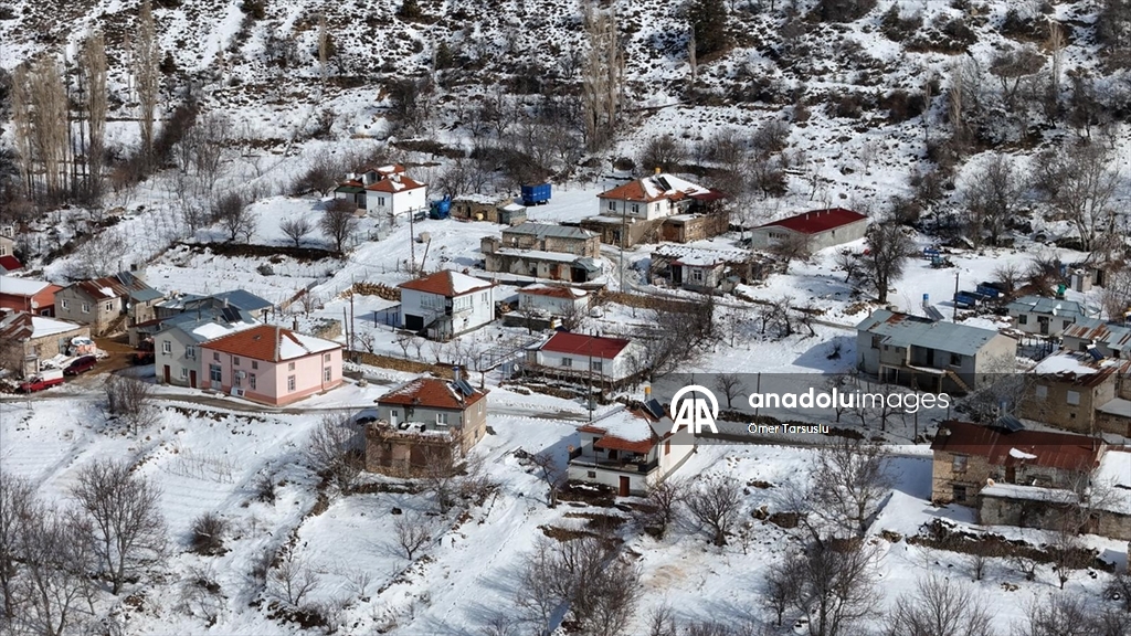 Karaman'da kar yağışıyla beyaza bürünen köyler dronla görüntülendi