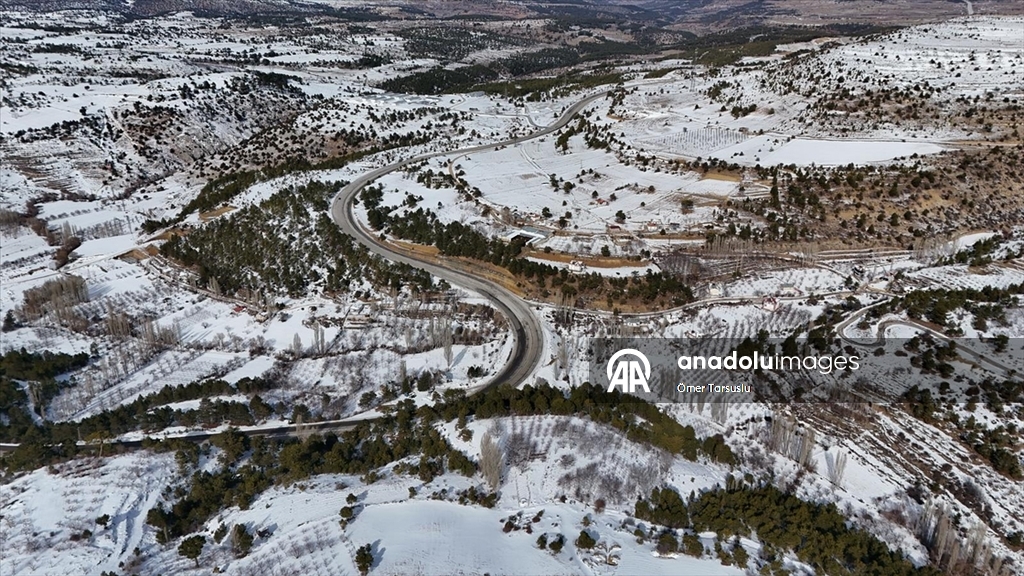 Karaman'da kar yağışıyla beyaza bürünen köyler dronla görüntülendi