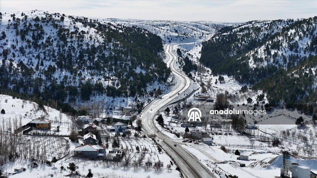 Karaman'da kar yağışıyla beyaza bürünen köyler dronla görüntülendi