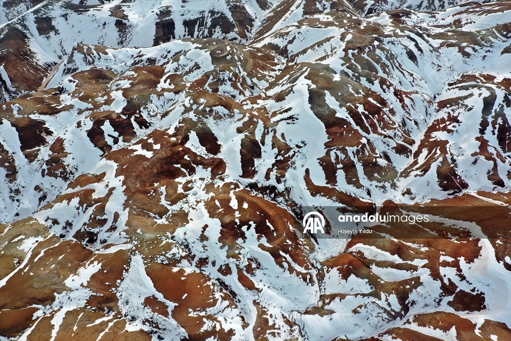 Iğdır'da kar Gökkuşağı Tepeleri'ni beyaza bürüdü