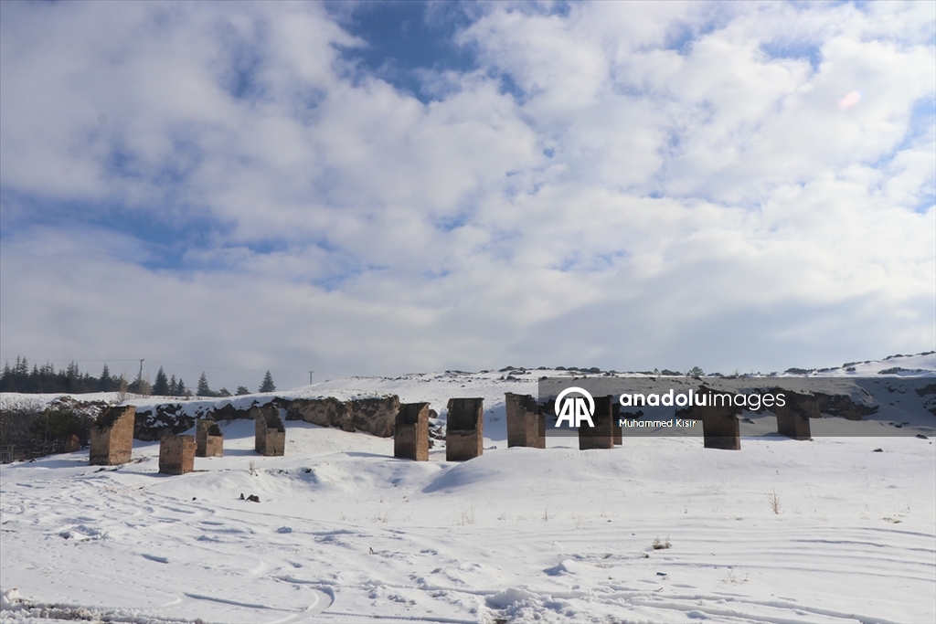 Kayseri'nin kar altında kalan tarihi ve doğal güzellikleri görüntülendi