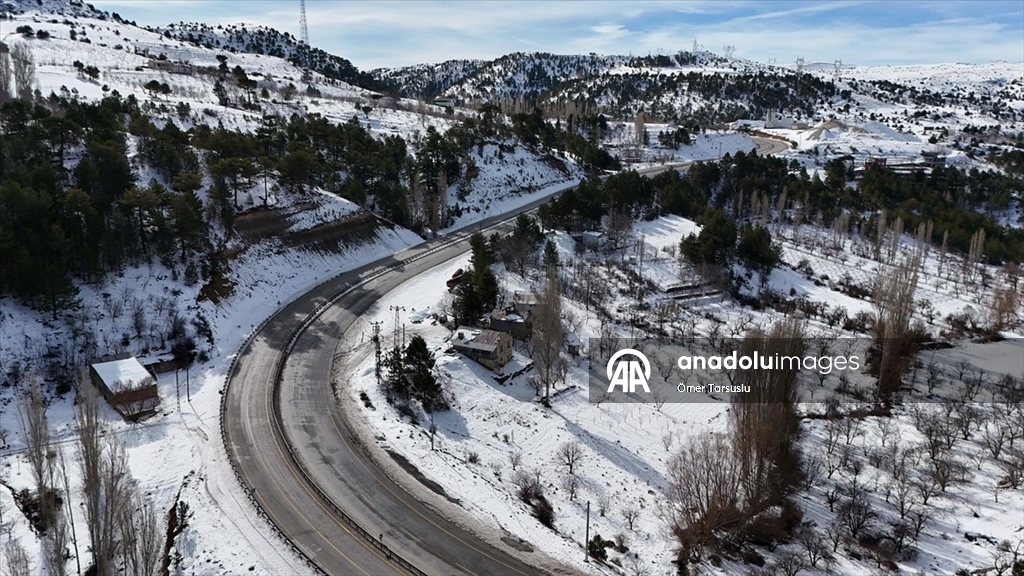 Karaman'da kar yağışıyla beyaza bürünen köyler dronla görüntülendi