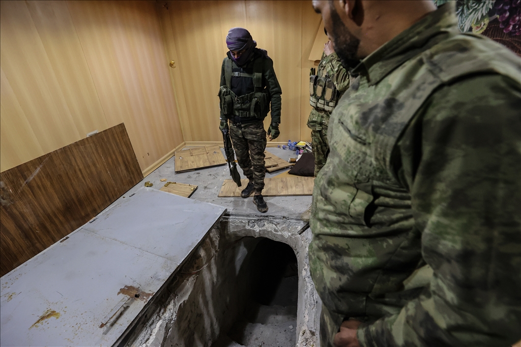 AA ekibi, Suriye'nin Ayn İsa beldesinde terör örgütü YPG'nin evlerin içinden açtığı tünelleri görüntüledi