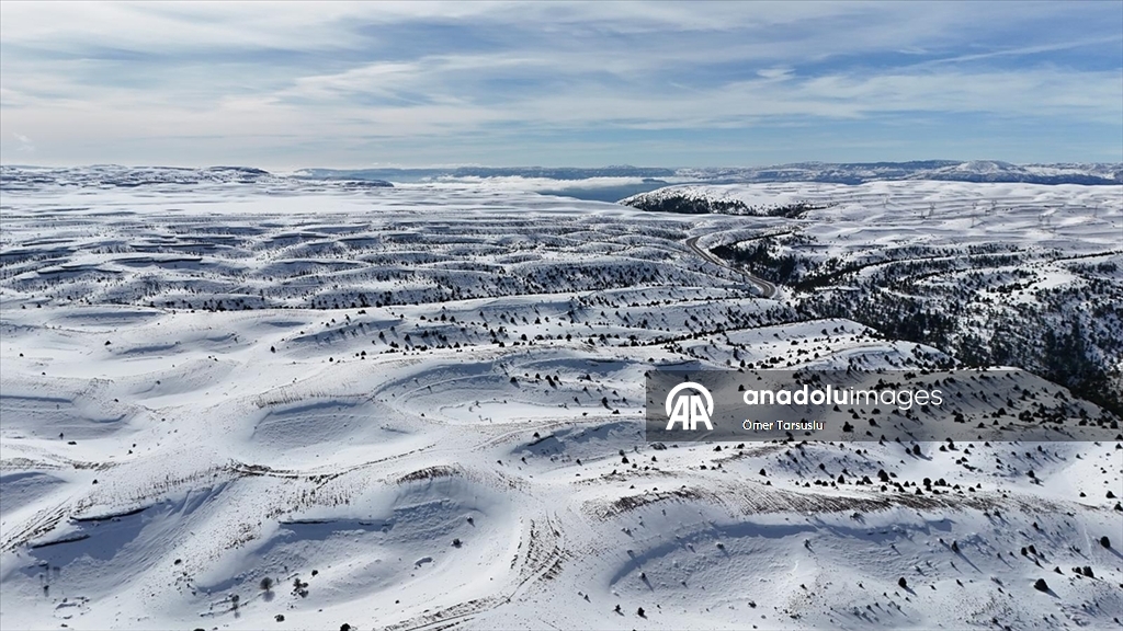 Karaman'da kar yağışıyla beyaza bürünen köyler dronla görüntülendi