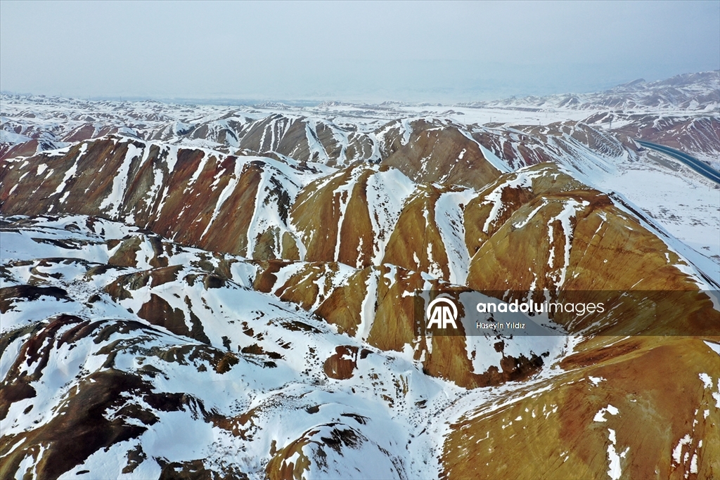 Iğdır'da kar Gökkuşağı Tepeleri'ni beyaza bürüdü