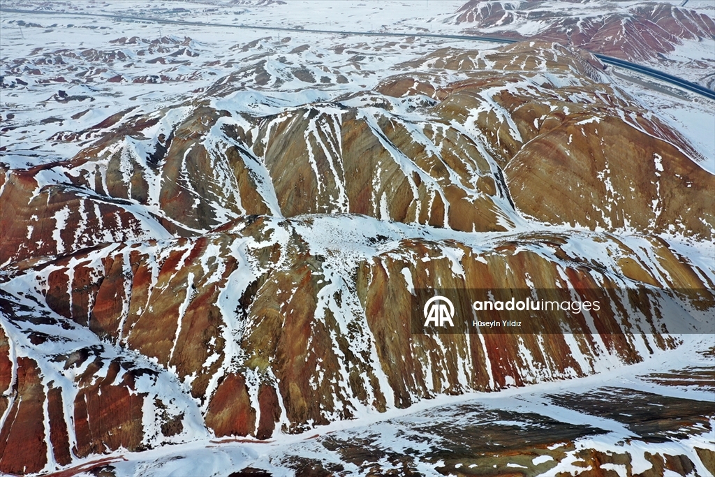 Iğdır'da kar Gökkuşağı Tepeleri'ni beyaza bürüdü