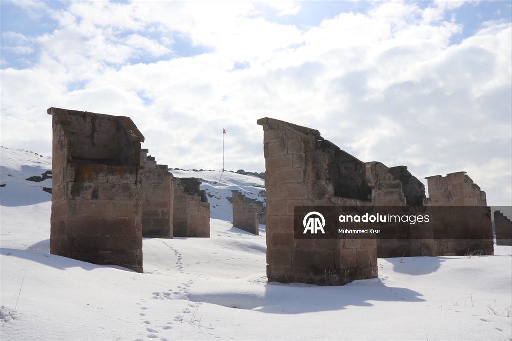 Kayseri'nin kar altında kalan tarihi ve doğal güzellikleri görüntülendi