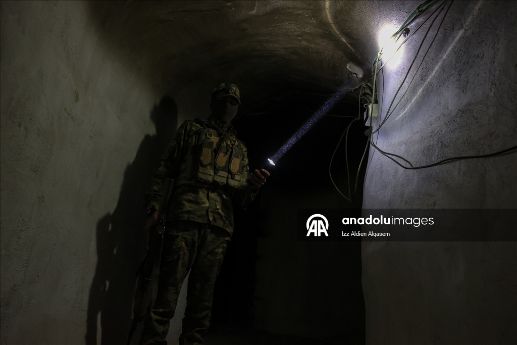 AA ekibi, Suriye'nin Ayn İsa beldesinde terör örgütü YPG'nin evlerin içinden açtığı tünelleri görüntüledi