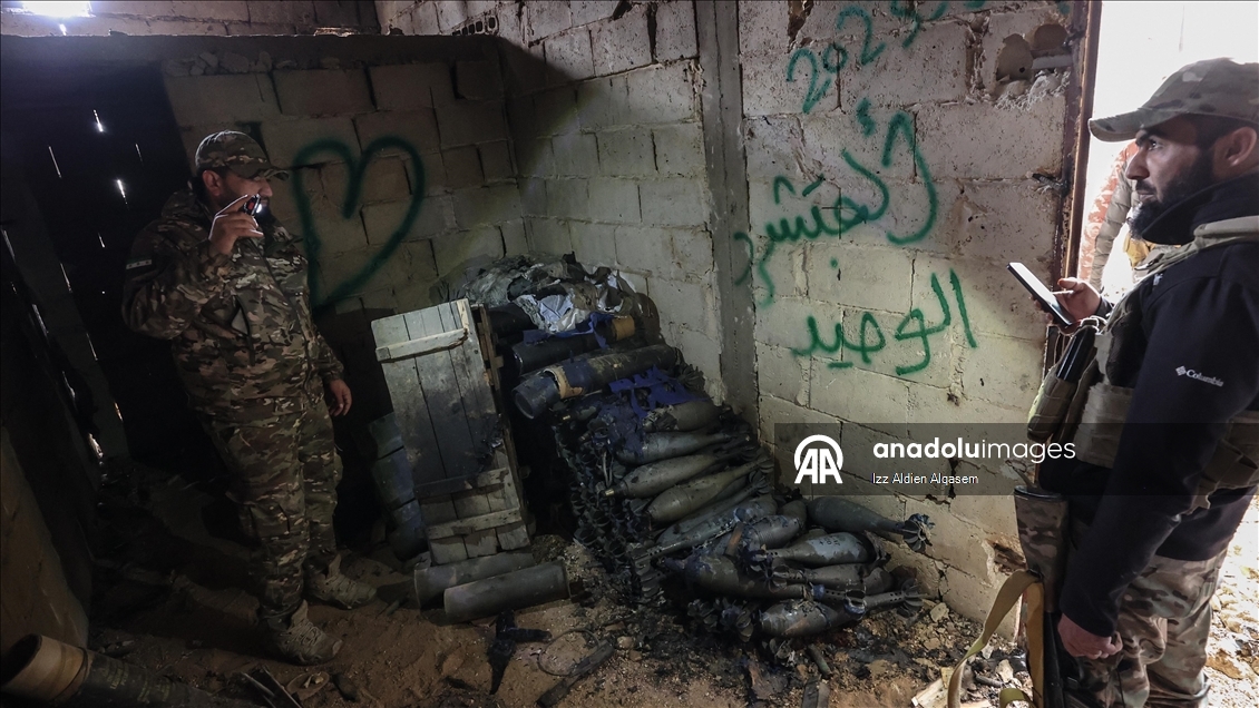 AA ekibi, Suriye'nin Ayn İsa beldesinde terör örgütü YPG'nin evlerin içinden açtığı tünelleri görüntüledi