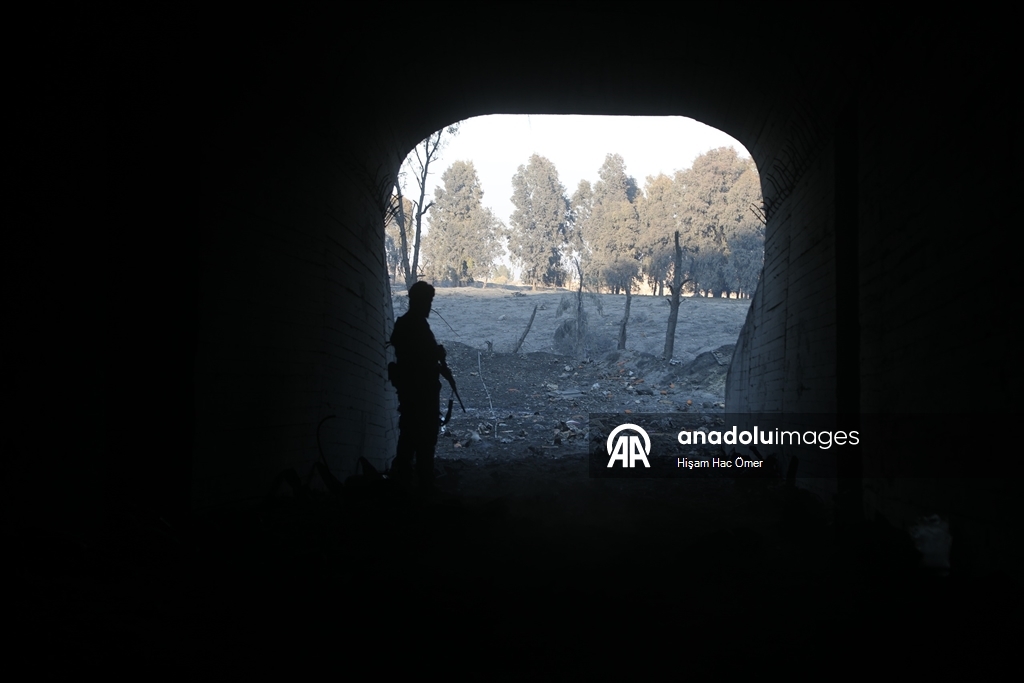 Suriye ordusu, YPG'den temizlenen Sırrin beldesinde tüneller tespit etti 