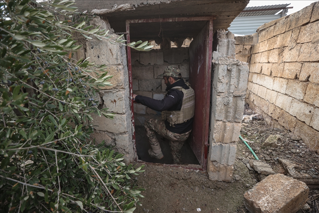 AA ekibi, Suriye'nin Ayn İsa beldesinde terör örgütü YPG'nin evlerin içinden açtığı tünelleri görüntüledi