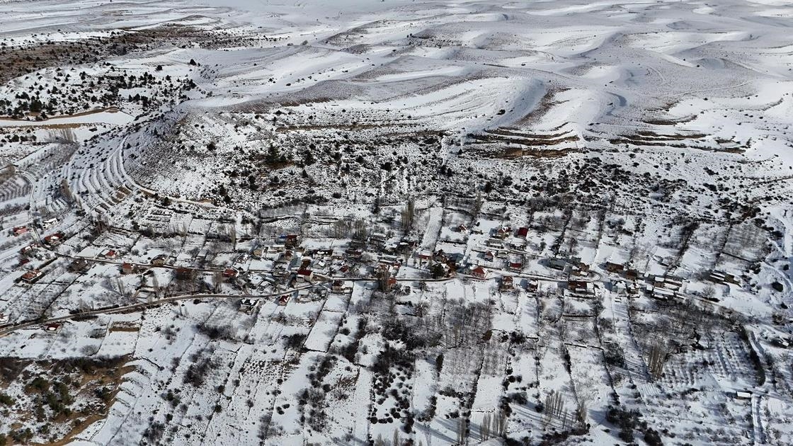 Karaman'da kar yağışıyla beyaza bürünen köyler dronla görüntülendi