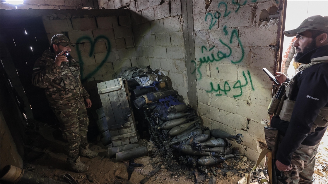 AA ekibi, Suriye'nin Ayn İsa beldesinde terör örgütü YPG'nin evlerin içinden açtığı tünelleri görüntüledi