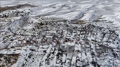 Karaman'da kar yağışıyla beyaza bürünen köyler dronla görüntülendi