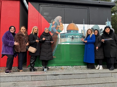 "فن في وجه الحصار".. نساء "العدالة والتنمية" التركي يرسمْن مأساة غزة