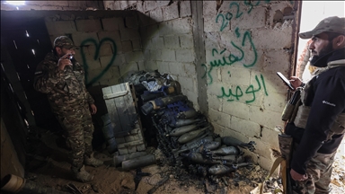 AA ekibi, Suriye'nin Ayn İsa beldesinde terör örgütü YPG'nin evlerin içinden açtığı tünelleri görüntüledi