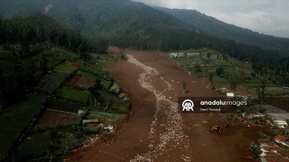 Endonezya'daki toprak kaymasında yaşamını yitirenlerin sayısı 25'e çıktı