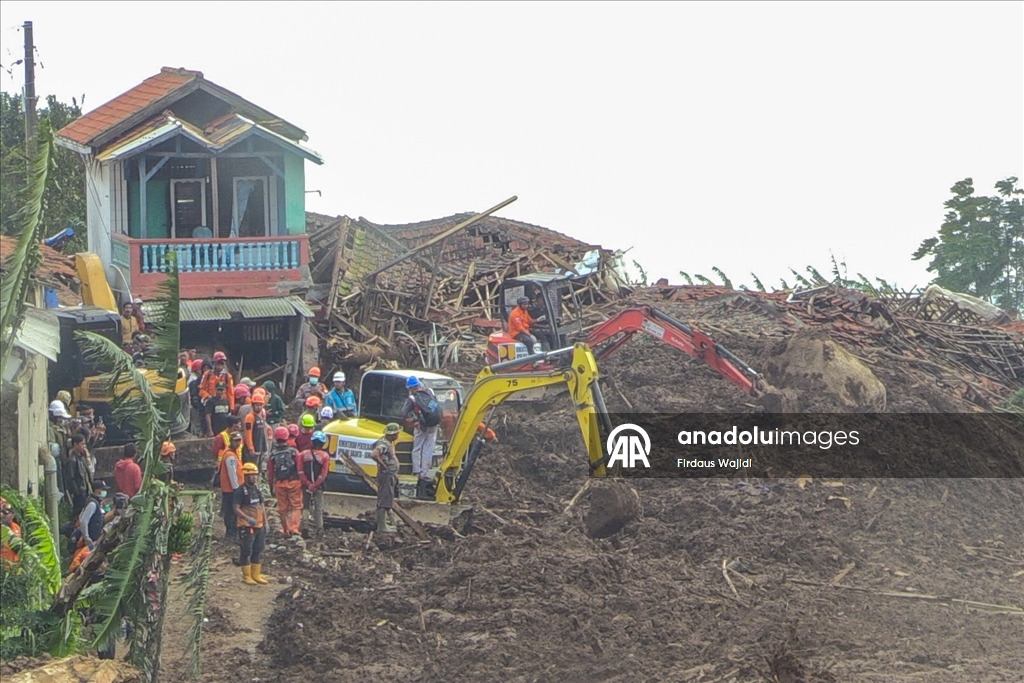 Endonezya'daki toprak kaymasında yaşamını yitirenlerin sayısı 25'e çıktı