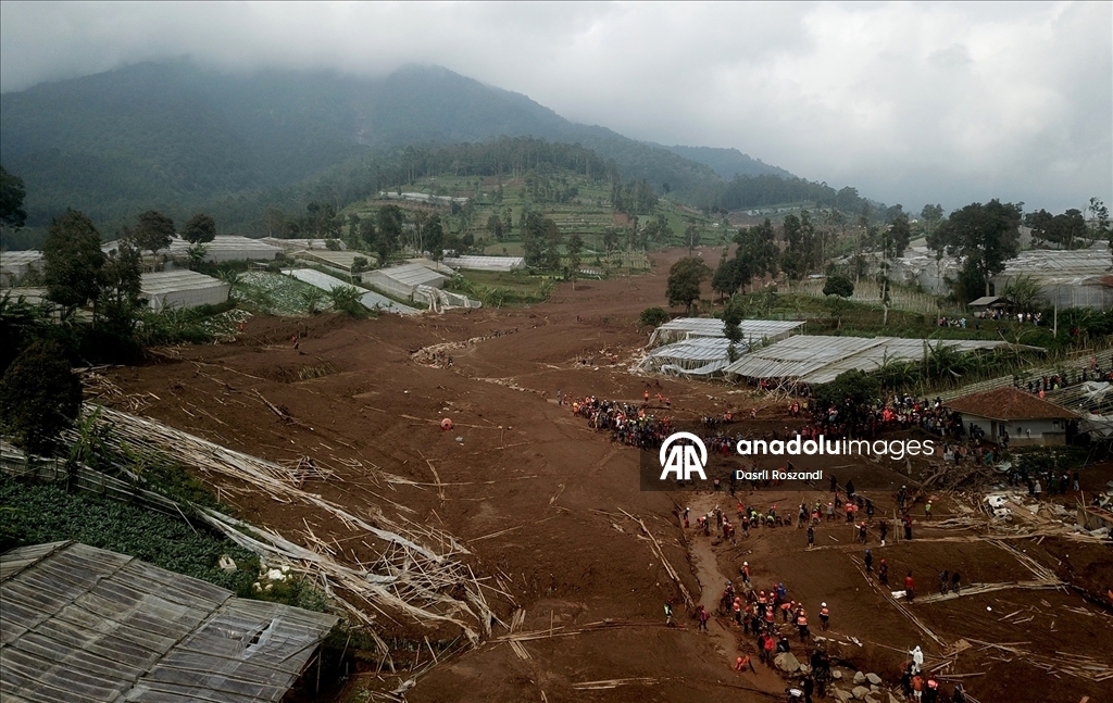 Endonezya'daki toprak kaymasında yaşamını yitirenlerin sayısı 25'e çıktı