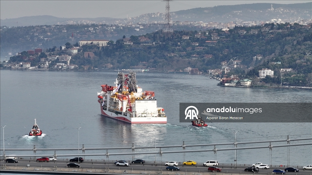 Derin deniz sondaj gemisi "Yıldırım" İstanbul Boğazı'ndan geçti 17