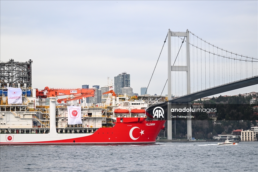 Derin deniz sondaj gemisi "Yıldırım" İstanbul Boğazı'ndan geçti 8