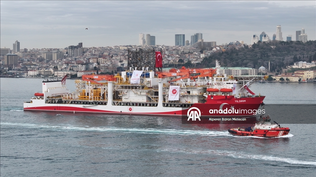 Derin deniz sondaj gemisi "Yıldırım" İstanbul Boğazı'ndan geçti 13