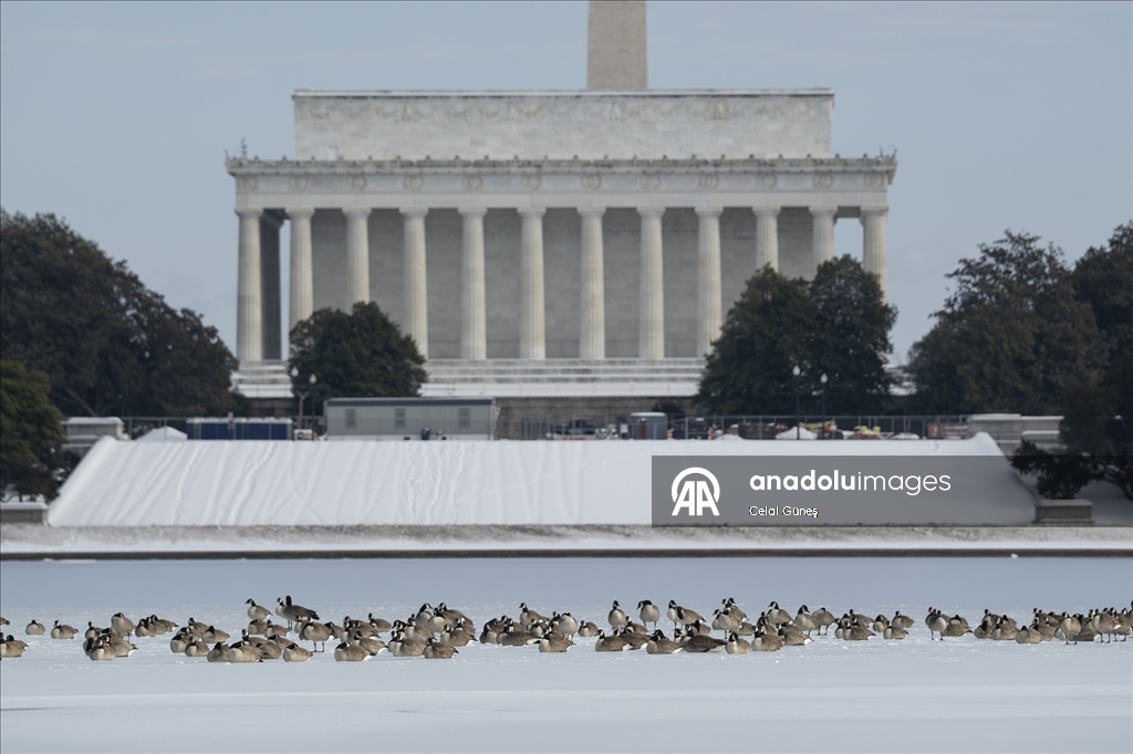 Washington'da şiddetli kar yağışı kenti beyaza bürüdü