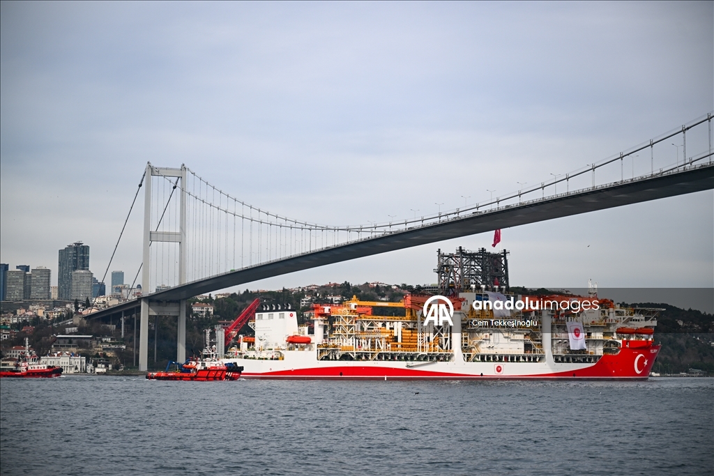 Derin deniz sondaj gemisi "Yıldırım" İstanbul Boğazı'ndan geçti 4