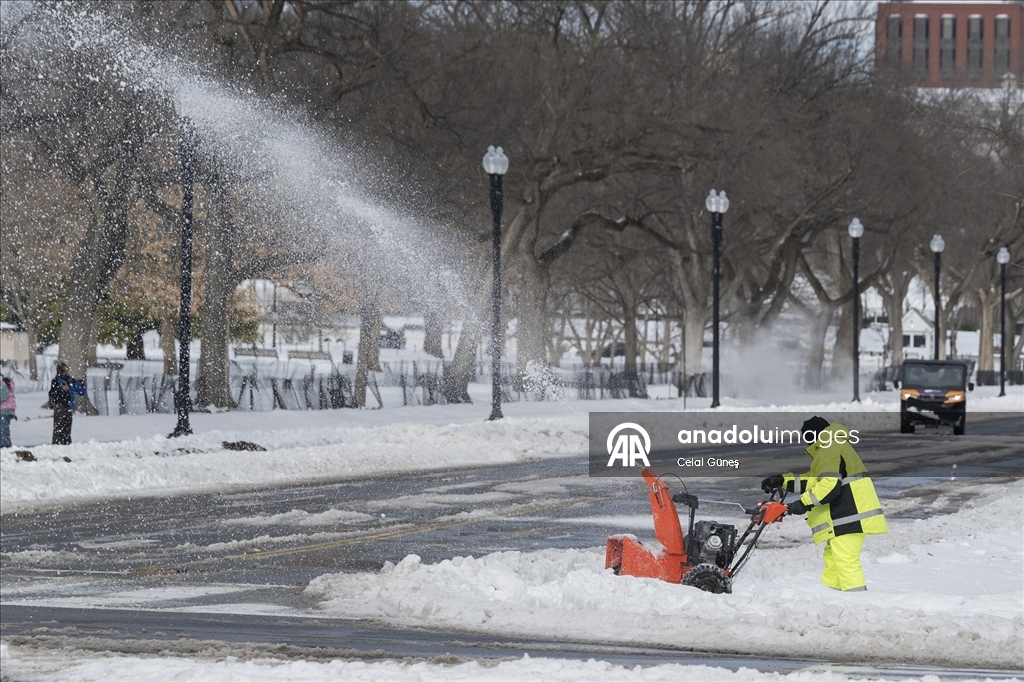 Washington'da şiddetli kar yağışı kenti beyaza bürüdü