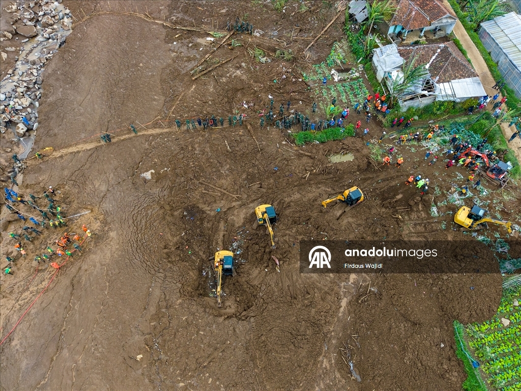 Endonezya'daki toprak kaymasında yaşamını yitirenlerin sayısı 25'e çıktı
