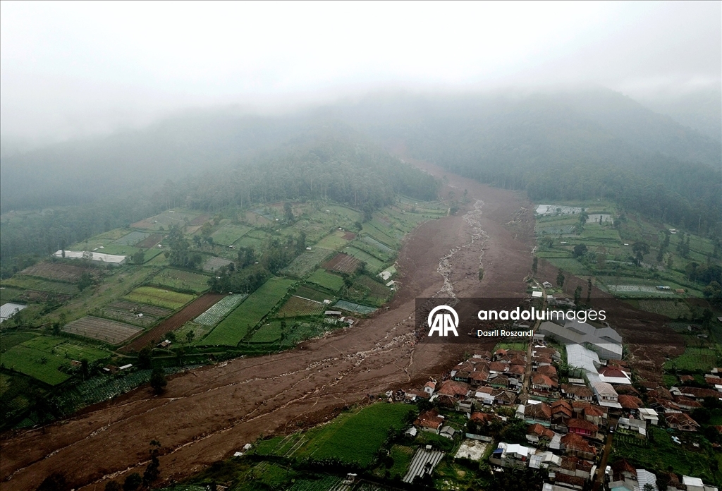 Endonezya'daki toprak kaymasında yaşamını yitirenlerin sayısı 25'e çıktı