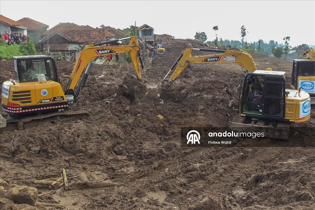 Endonezya'daki toprak kaymasında yaşamını yitirenlerin sayısı 25'e çıktı