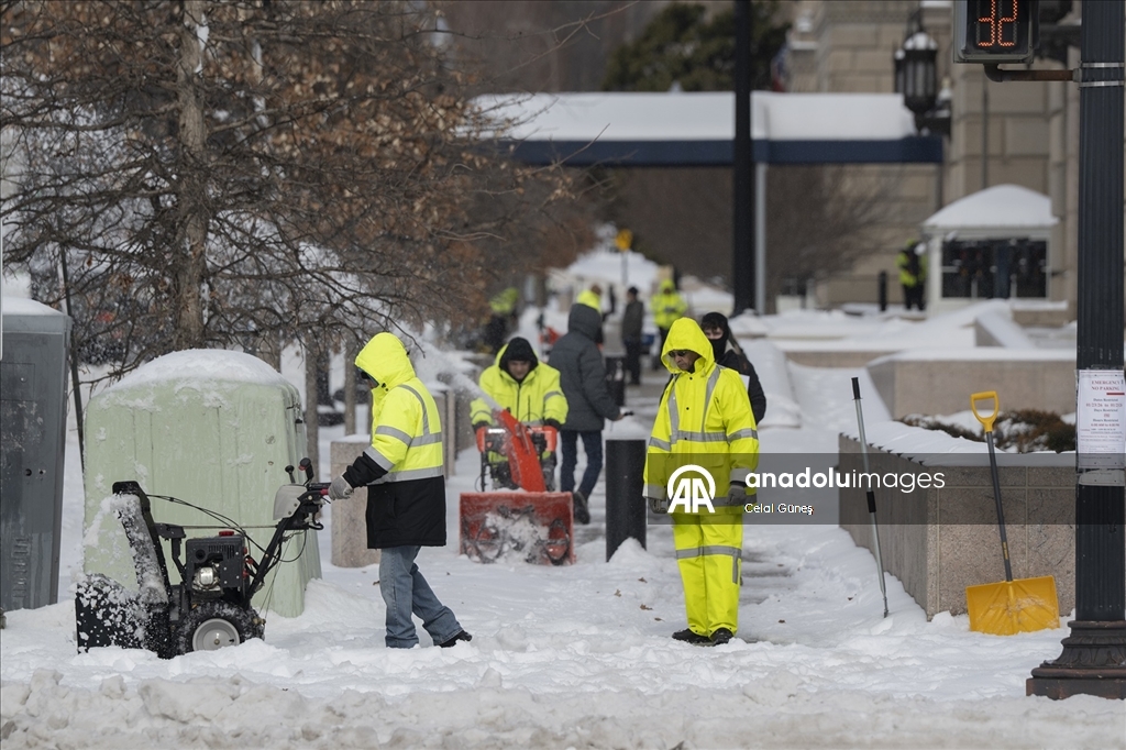 Washington'da şiddetli kar yağışı kenti beyaza bürüdü