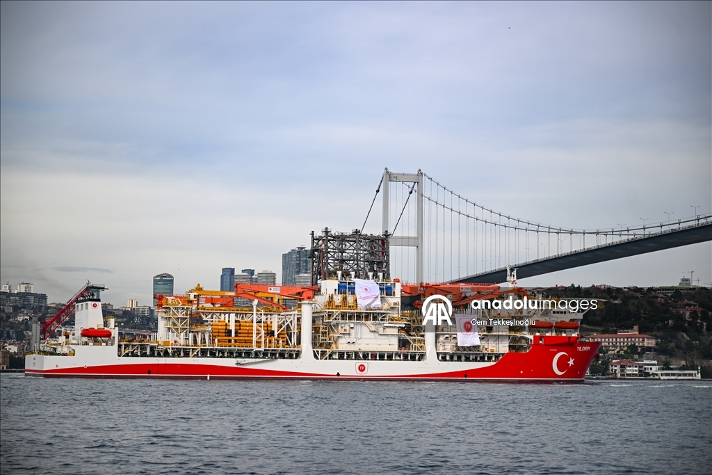 Derin deniz sondaj gemisi "Yıldırım" İstanbul Boğazı'ndan geçti 7